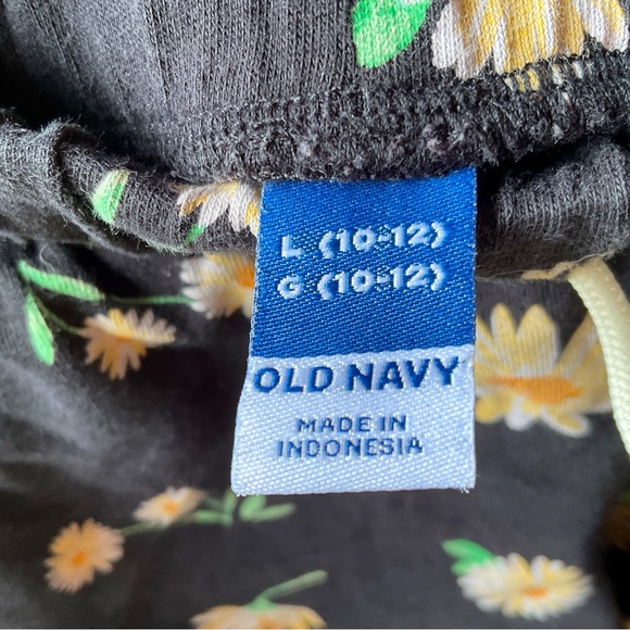 Old Navy flower shorts🌻 - Picture 3 of 3